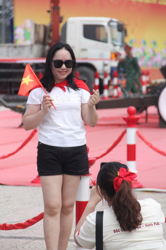 Người dân hào hứng chụp ảnh trước dàn pháo lễ. 55.jpg