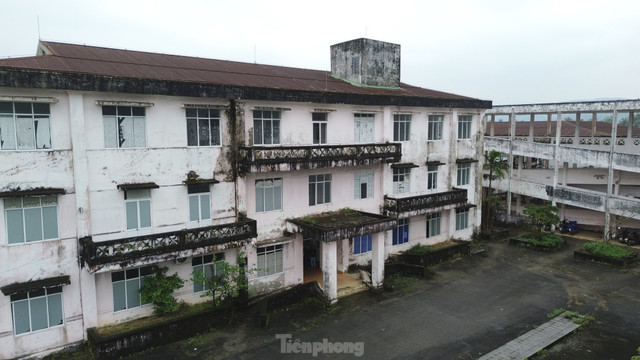 Phần tường của bệnh viện loang lổ, rêu phong. (Ảnh: Tiền Phong). 8.jpg