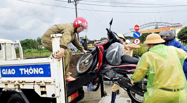 Lực lượng công an, quân đội hỗ trợ dọn dẹp rác thải sau mưa lũ tại xã Bắc Lũng. 77.jpg
