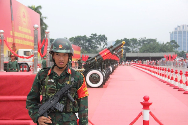 Sau thành công của buổi Tổng hợp luyện diễu binh, diễu hành lần thứ nhất, 20h tối nay (24/8), tại Quảng trường Ba Đình (Hà Nội) sẽ diễn ra chương trình Tổng hợp luyện lần 2 Lễ kỷ niệm 80 năm Cách mạng tháng Tám và Quốc khánh 2/9. Cùng lúc đó, tại khu vực trước sân vận động Mỹ Đình, 15 khẩu pháo lễ 105mm sẽ đồng loạt khai hỏa. 66.jpg
