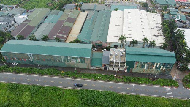 Dãy nhà liền kề bị phản ánh "mọc" trên đất phi nông nghiệp ngoài đê sông Đuống. anh-3.jpg