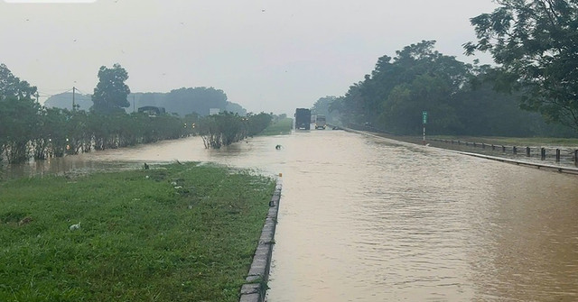 Cao tốc Hà Nội - Thái Nguyên ngập sâu lúc 6h sáng 10/10. c.jpg