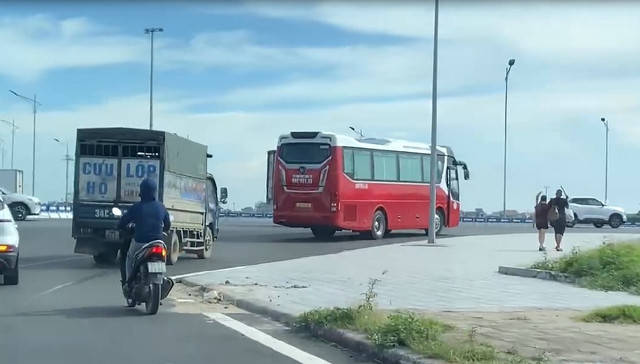Đón khách đầy khác lên xe, toàn bộ biển hiệu phía trước kính được phụ xe nhanh chóng gỡ xuống để qua mặt cơ quan chức năng, và tiếp tục lộ trình lên Hà Nội. 4.jpg