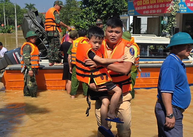Trên tuyến sông Cầu, cán bộ, chiến sĩ Đội Cảnh sát đường thủy số 2 thuộc Phòng Cảnh sát giao thông (Công an tỉnh Bắc Ninh) tăng cường tuần lưu dọc tuyến, chủ động hỗ trợ người dân thôn Đồng Sài, xã Phù Lãng di chuyển gia súc, gia cầm ra khỏi khu vực ngập sâu, hạn chế thiệt hại về tài sản. Đồng thời, vận chuyển nhu yếu phẩm như lương thực, nước uống và vật dụng thiết yếu đến từng hộ dân bị ảnh hưởng. a4.jpg