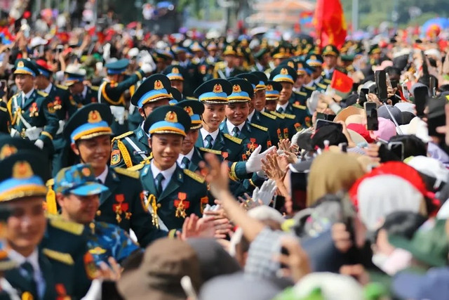 Lễ diễu diễu binh, diễu hành nhân 50 năm Ngày Giải phóng miền Nam, thống nhất đất nước tại TP.HCM vào sáng 30/4. (Ảnh: Nguyễn Tiến). cats.jpg
