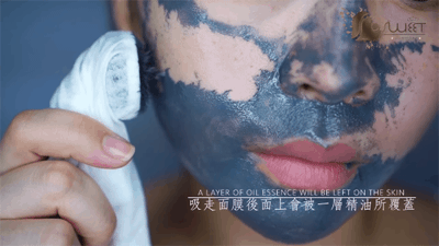 Sau khi đắp mặt nạ và dùng dụng cụ chuyên dụng để làm sạch phần mặt nạ trên da, bạn chỉ cần dụng tay để massage nhẹ nhàng để cho dưỡng chất được thẩm thấu một cách nhanh chóng.