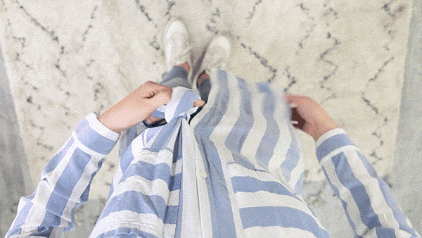 Cách thắt nút áo giống kiểu khăn quàng đỏ. Kiểu thắt này thường được áp dụng với áo sơ mi, nhất là sơ mi dáng dài.