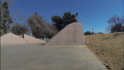 Trượt ván thành thạo không thua gì các vận động viên chuyên nghiệp.