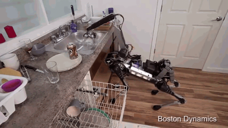 Robot SpotMini được lập trình và thiết kế thực hiện các hành động khá nhuần nhuyễn, độ chính xác cao. Phần cổ dài kết hợp với chuyển động 4 chân giúp chú robot này thực hiện công việc dễ dàng.