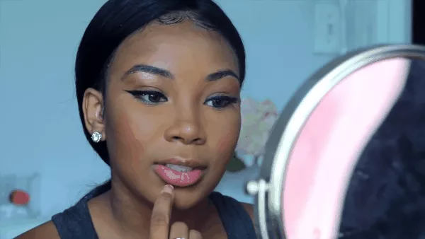 Nếu vào Youtube hay Instagram seach Hashtag “nobrushchallenge” bạn có thể tìm thấy hàng loạt video hướng dẫn trang điểm không cần dùng cọ của MsAaliyahJay. Trong các video, MsAaliyahJay đã sử dụng hoàn toàn tay không để điểm, từ đánh phấn lót, phấn nền, kẻ lông mày, đánh son ...