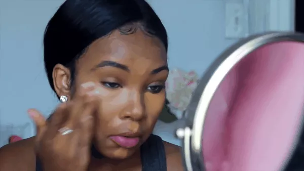 Nếu bạn là một cô nàng thích mạo hiểm và yêu thích khám phá những cách thức make – up mới lạ, hãy cùng tham gia vào thử thách trang điểm không dùng cọ đang được các chị em phát sốt trong thời gian gần đây để nhận ra sự khác biệt. Người đi tiên phong cho trào lưu make – up không dùng cọ chính là cô nàng vlogger da màu người Mỹ, MsAaliyahJay.