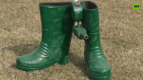 Từ những chiếc ủng đi mưa, lội nước đơn giản, chàng trai Shyam Chaurasia, nhà khoa học trẻ đến từ Viện Công nghệ và Quản lý Áhoka (Ấn Độ), đã biến chúng thành một vũ khí chiến đấu thật sự.