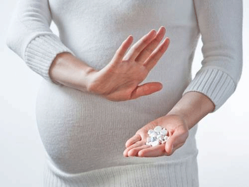 Thuốc trị mụn accutane cực kỳ độc hại cho em bé. Thời gian mang thai do sự thay đổi của nội tiết tố mà da dẻ của các mẹ bầu sẽ có những thay đổi nhất định. Một số mẹ có thể xuất hiện mụn. Tuy nhiên, đây là một loại thuốc được đánh giá rất nguy hiểm, đặc biệt là khả năng gây dị dạng thai nhi.