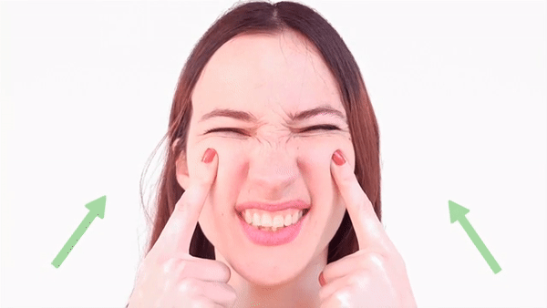 Nâng má. Mở miệng và nhăn mũi càng lâu càng tốt, sau đó từ từ kéo môi trên càng cao càng tốt, giữ trong 10 giây. Để miệng của bạn hơi mở, và đặt một ngón tay trên xương gò má, dưới mắt. Từ từ cong môi trên lên, giữ áp lực trên khuôn mặt.