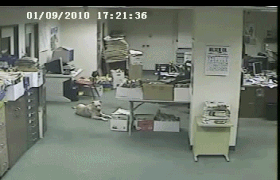 Còn con chó này thì lao đi như tia chớp tìm kiếm chủ nhân trước 6 giây khi động đất xảy ra.