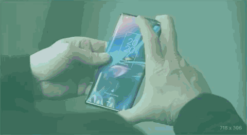 Khi ở chế độ bình thường, Oppo X 2021 là chiếc smartphone truyền thống với màn hình OLED, kích thước 6,7 inch. Tuy nhiên với một thao tác vuốt, màn hình này sẽ cuộn ra để mở rộng kích thước lên tối đa 7,4 inch.