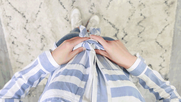 Hoặc nếu muốn gọng gàng hơn nữa thì bạn có thể vấn phần nút thắt vào bên trong.