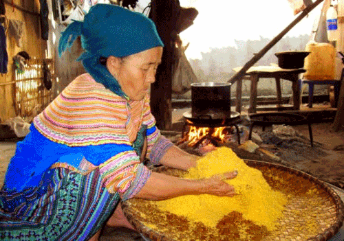 Bánh ngô là món bánh truyền thống của người Mông. Món bánh này được làm từ những hạt ngô nếp nương mà họ đã mệt nhọc canh tác cả năm. Ảnh: bazantravel.