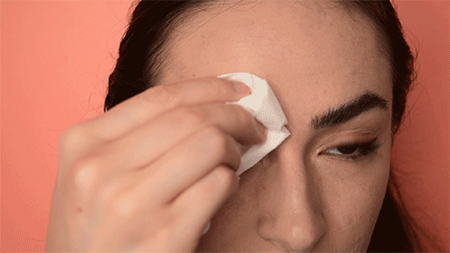 Cọ tới đâu, lông mày sẽ vào nếp theo xà bông đến đó. Sau khi lông mày đã vào nếp thì bạn hãy dùng bông dọn dẹp vết xà bông quanh vùng.