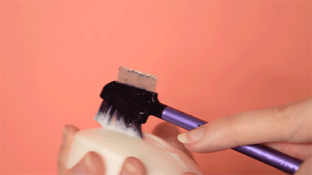 Tất cả những gì bạn phải làm là chuẩn bị bánh xà phòng và một cây cọ lông mày. Đầu tiên làm ướt bánh xà phòng rồi nhẹ nhàng lấy cây cọ chà nhẹ lên đó.