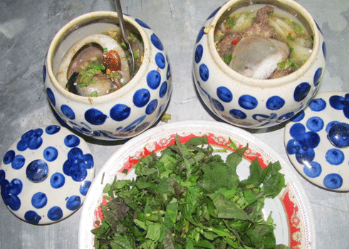 Đây là phương pháp làm chín thực phẩm bằng hơi nước nóng, nhiệt lượng cung cấp bởi hơi nước tích tụ lên phần bên trên của chóp nồi, rồi lan tỏa dần xuống phía dưới, nên thực phẩm sẽ chín từ trên xuống. Mở nắp ra cho nguội bớt, bạn có thể ăn kèm với rau tía tô. Ảnh: Cooky.