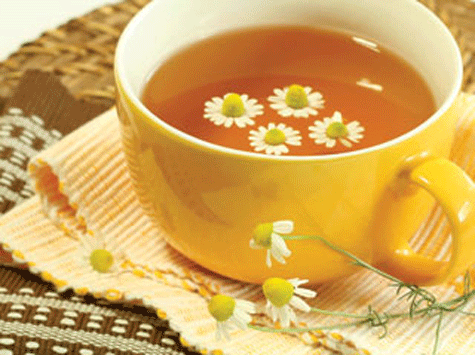 7. Hạ huyết áp: Lấy một ít đường phèn cùng 50g hoa cúc khô (rửa sạch). Cho hoa cúc vào nồi cùng lượng nước vừa dùng nấu đến sôi, nấu thêm 10 phút, để nguội, sau đó gạn lấy nước, rồi cho nước đường phèn vào khuấy đều. Ảnh: naungon.com.