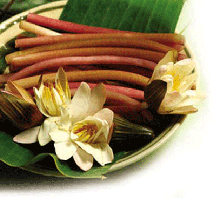 Hương vị đặc trưng thứ hai của mùa nước nổi là món Mắm kho bông súng. Món ăn ngày xuất hiện từ chính nhu cầu hàng ngày của người dân nơi đây. Khi nước lên, người dân vùng sông nước không thể canh tác ruộng lúa bởi cánh đồng đã hoàn toàn ngập nước. Cá thì nhiều ăn không hết nhưng rau lại hiếm. Chính vì thế, người dân đã mày mò tìm cách chế biến cá thành mắm, lấy mắm này kho với bông súng - loài hoa mọc nhiều vào mùa nước tạo thành một món ăn rất hấp dẫn.