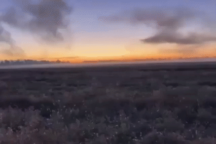 Đoạn video cho thấy, một chiếc tiêm kích bom Su-34 của Nga bay ở độ cao cực thấp trên các vị trí của Ukraine, thả bom trực tiếp xuống các mục tiêu bên dưới. Ảnh: @Ayden/X.com.