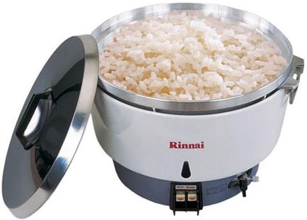 Nhớ là nấu xôi bằng nồi cơm điện sẽ khác với đồ xôi, bạn phải đong nước chuẩn để xôi vừa dẻo, không nhão mà cũng không quá khô. Để xôi được chín đều, chị em nên đảo qua lúc sôi. (Ảnh: Vietq).