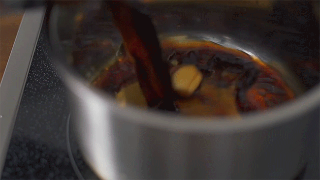 Tiếp tục đổ coca vào bát gừng tỏi. Rót tiếp xì dầu thường và xì dầu ngọt vào bát coca. Khuấy đều phần nước sốt này lên. Giờ thì đổ phần nước sốt vào nồi và cho thịt gà vào. Ảnh: kenh14.vn.