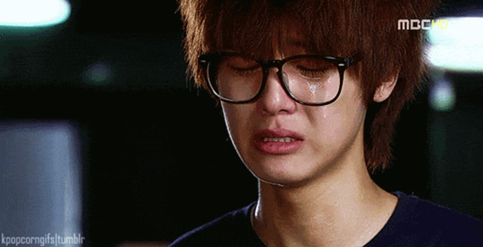 Giải tỏa stress. Mỗi ngày, chúng ta phải đương đầu với muôn vàn khó khăn thử thách. Đôi khi những tình huống xảy ra quá sức. Lúc này, ta có thể khóc như một biện pháp giải tỏa những cảm xúc tích tụ bên trong.