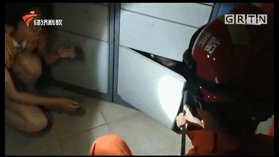 Giải cứu em bé trong ngăn nhận thư, lý do khó ngờ - Hình 2 Giai cuu em be trong ngan nhan thu, ly do kho ngo -Hinh-2