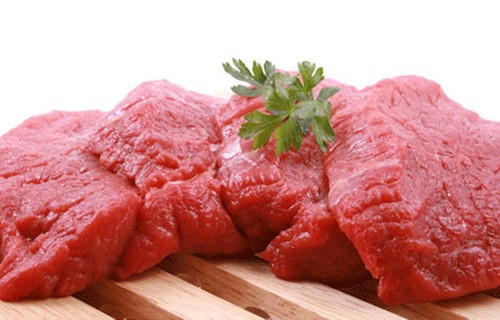 Trị ong đốt bằng thịt mềm: Thịt lợn, thịt bò mềm là một trong những biện pháp tốt nhất để điều trị vết ong đốt. Chỉ cần cắt một lát thịt mỏng, đắp lên vùng da bị tổn thương trong vòng 20-25 phút, sau đó rửa sạch bằng nước lạnh. Bạn sẽ cảm thấy vết sưng tấy giảm xuống rõ ràng. Ảnh: VietQ.vn.
