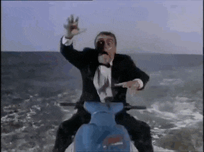 Với chiều dài hơn 9m, cá nhám phơi nắng chỉ cần há miệng thật to, bơi theo dòng nước và để cá, sinh vật phù du tự tìm đường chui vào dạ dày của nó. Đây quả là cách kiếm ăn vô cùng thông minh, hiệu quả.