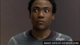 4. Chuyển sang nhìn chằm chằm điện thoại, chú ý đến nỗi một hạt bụi cũng không thể để lọt qua mắt. Bây giờ mà chuông tin nhắn reo còn quan trọng hơn tất cả các công việc báo động đỏ khác.