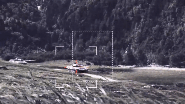 Máy bay được trang bị hai động cơ tuốc bin khí, mỗi động cơ có công suất 1.024 mã lực.