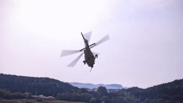 Về trang bị vũ khí, trực thăng được trang bị khẩu pháo 20mm M197 được gắn ở mũ có khả năng bắt bám và công phá mục tiêu.