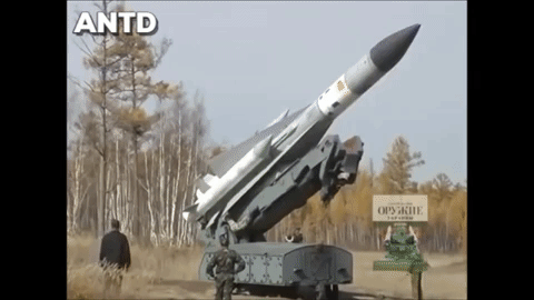 Hãng thông tấn nhà nước SANA của Syria đưa tin phòng không nước này chặn một đợt tập kích của Israel nhằm vào ngoại ô thủ đô Damascus. "Lực lượng phòng không Syria đánh chặn các tên lửa và bắn hạ phần lớn. Tuy nhiên, 4 binh sĩ bị thương trong vụ tập kích và có một số thiệt hại vật chất", SANA đưa tin.