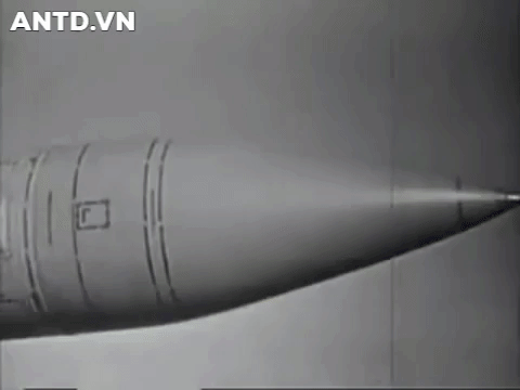 Video trên mạng xã hội cho thấy còi báo động tên lửa rền vang ở khu vực gần Dimona, nơi có Trung tâm Nghiên cứu Hạt nhân Shimon Peres Negev của Israel, sau khi một tên lửa phòng không S-200 Syria rơi xuống gần đó và phát nổ.