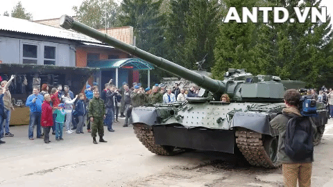 Cả Nga và NATO đang đẩy mạnh việc nghiên cứu trang bị pháo nòng lớn cho xe tăng. Pháp, Mỹ, Đức muốn cỡ nòng 130mm, trong khi đó Nga tham vọng trang bị pháo cỡ 152mm cho xe tăng T-14 Armata. Tuy vậy dường như tất cả đang đi vào vết xe đổ của Liên Xô trước đây.