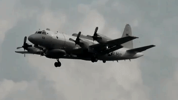 "Hệ thống radar phòng không thuộc Quân khu miền Nam phát hiện mục tiêu trên không tiếp cận biên giới Nga từ hướng Biển Đen hôm 13/7/2021. Một tiêm kích Su-30 trực chiến được triển khai để nhận diện mục tiêu, ngăn nó xâm phạm vùng trời quốc gia", Bộ Quốc phòng Nga ra thông cáo cho hay.