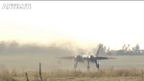 Nga bắt đầu dự án Tổ hợp Hàng không tương lai cho Không quân Chiến thuật (PAK-FA) chế tạo tiêm kích tàng hình ganh đua với F-22, F-35 Mỹ từ đầu thập niên 2000. Từ đó đến nay Nga đã phát triển thành công tiêm kích Su-57 và mới nhất là Su-75.