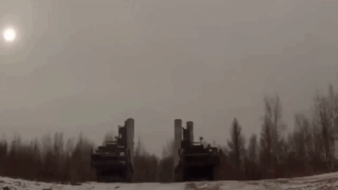 Nga đã điều S-400 tới sát Ukraine để tăng cường sức mạnh phòng thủ và răn đe đối phương. Đây là loại vũ khí mạnh mẽ nhất mới được Nga bổ sung vào các căn cứ gần khu vực biên giới với Ukraine.