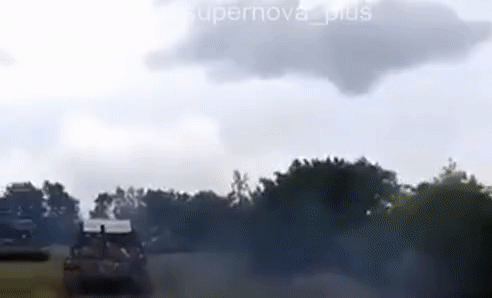 Đáng chú ý là việc Nga dùng xe tăng T-62M, loại chiến xa ra đời cách đây 50 năm để đối đầu với các mũi phản công của quân Ukraine. Hiện các xe tăng T-62M đều đang đội "mũ sắt", đây là một loại giáp lồng trên đỉnh tháp pháo nhằm đối phó với tên lửa chống tăng Javelin.