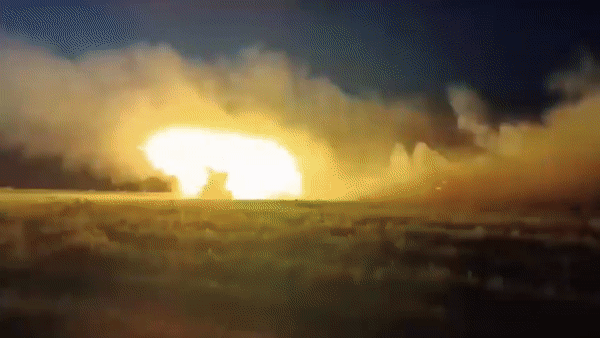 Lực lượng Ukraine cũng nã pháo vào các phà ở Kherson mà Nga sử dụng để tiếp tế cho khu vực Moscow kiểm soát phía bờ tây sông Dnepr.