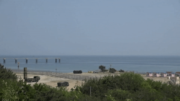 Âm thanh của vụ nổ và ngọn lửa sau đó khiến nhiều người ở Gangneung (Hàn Quốc) tin rằng đây có thể là một cuộc tấn công của Triều Tiên. Lo ngại của họ ngày càng tăng khi quân đội và các quan chức chính phủ nước này không đưa ra lời giải thích nào về vụ nổ đó trong nhiều giờ.