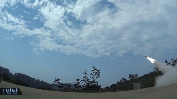 Tên lửa đạn đạo Hyunmoo-2A được đưa vào sử dụng từ năm 2008 với tầm bắn 300 km. Năm 2009, phiên bản Hyunmoo-2B cải tiến với về tầm bắn 500 km, hiện phiên bản mới nhất là Hyunmoo-2C với tầm bắn lên tới 800 km.