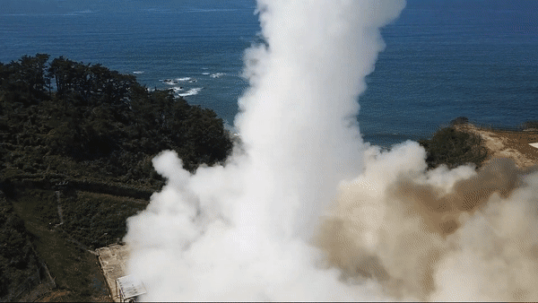 Mãi tới năm 2001, Hàn Quốc mới mạnh bạo tuyên bố phát triển tên lửa đạn đạo tầm bắn 300 km, mang đầu đạn 500kg, nhưng không có nhắc tới sự hỗ trợ từ Washington.