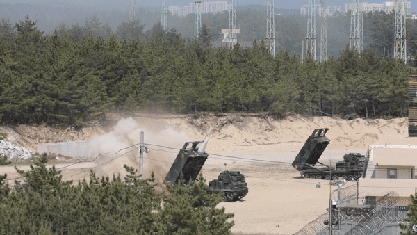 Trước đó, Hội đồng Tham mưu trưởng liên quân Hàn Quốc hôm 5/10 cho biết, quân đội hai nước này đã tổ chức một cuộc tập trận tên lửa để đáp trả Triều Tiên, trong đó mỗi bên bắn hai tên lửa đạn đạo tầm ngắn ATACMS do Mỹ sản xuất.