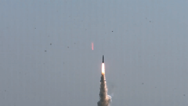 Nga có nhiều hợp tác kỹ thuật - quân sự với Hàn Quốc, tuy vậy các dự án này không được công bố rộng rãi, đáng kể trong số này là việc hợp tác phát triển tổ hợp tên lửa phòng không KM-SAM.